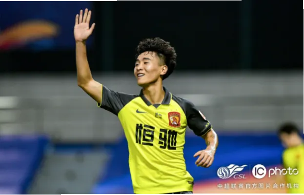 戴伟浚，这位年轻中场正成为中超联赛焦点